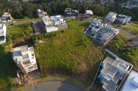 TERRENO À VENDA COM 665,50m² NO CONDOMÍNIO RESERVA DOS JATOBÁS EM LOUVEIRA/SP